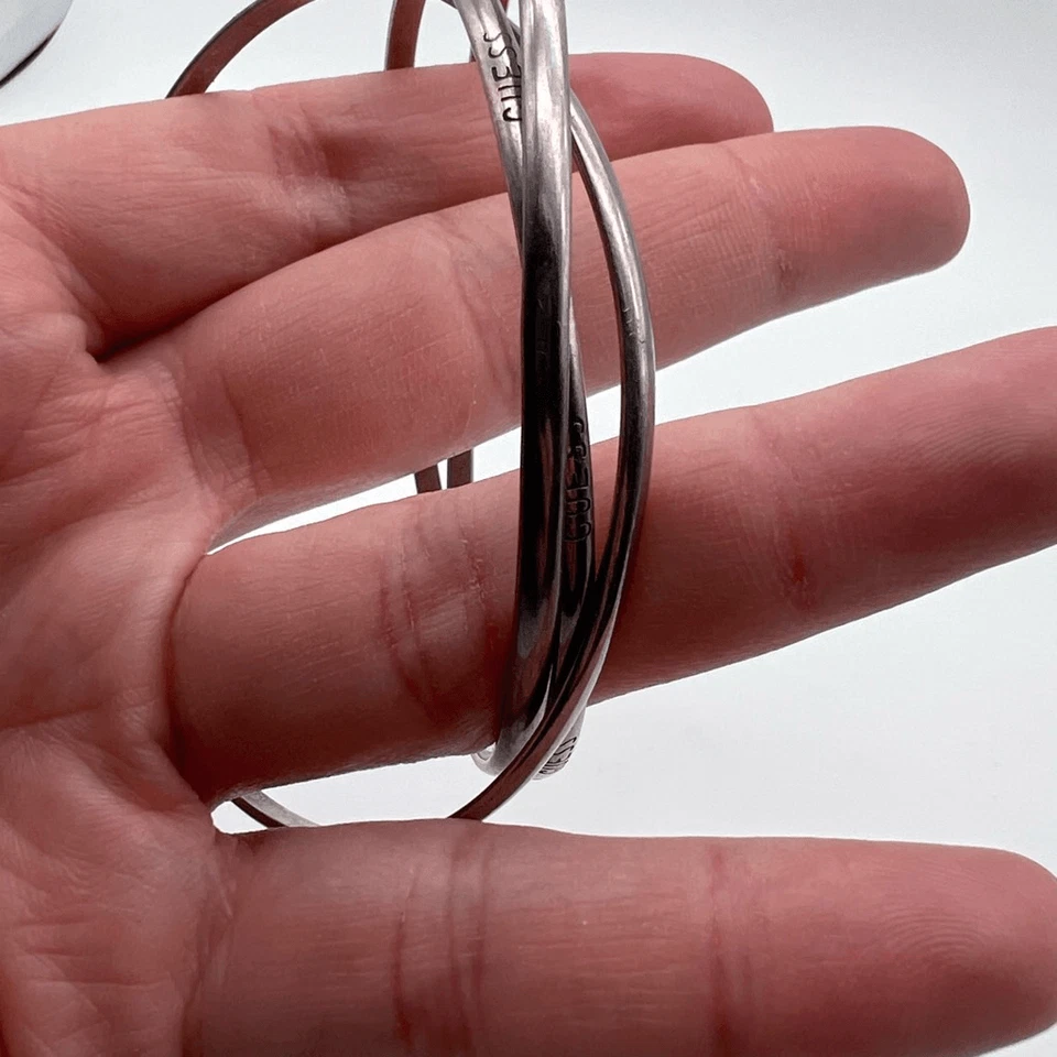 Brazalete Brazalete Vintage Guess Logo Deletreado Triple Eslabón Plata Delicado Rocker Foto 3 de 4