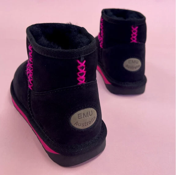 Mini bota feminina EMU Australia 9 Barbie™ Stinger Micro em preto/rosa Barbie - Imagem 2 de 4