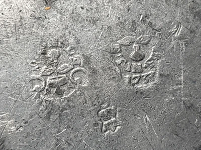 Assiette étain daté 1737 ? Poinçon à identifier - Photo 1/4