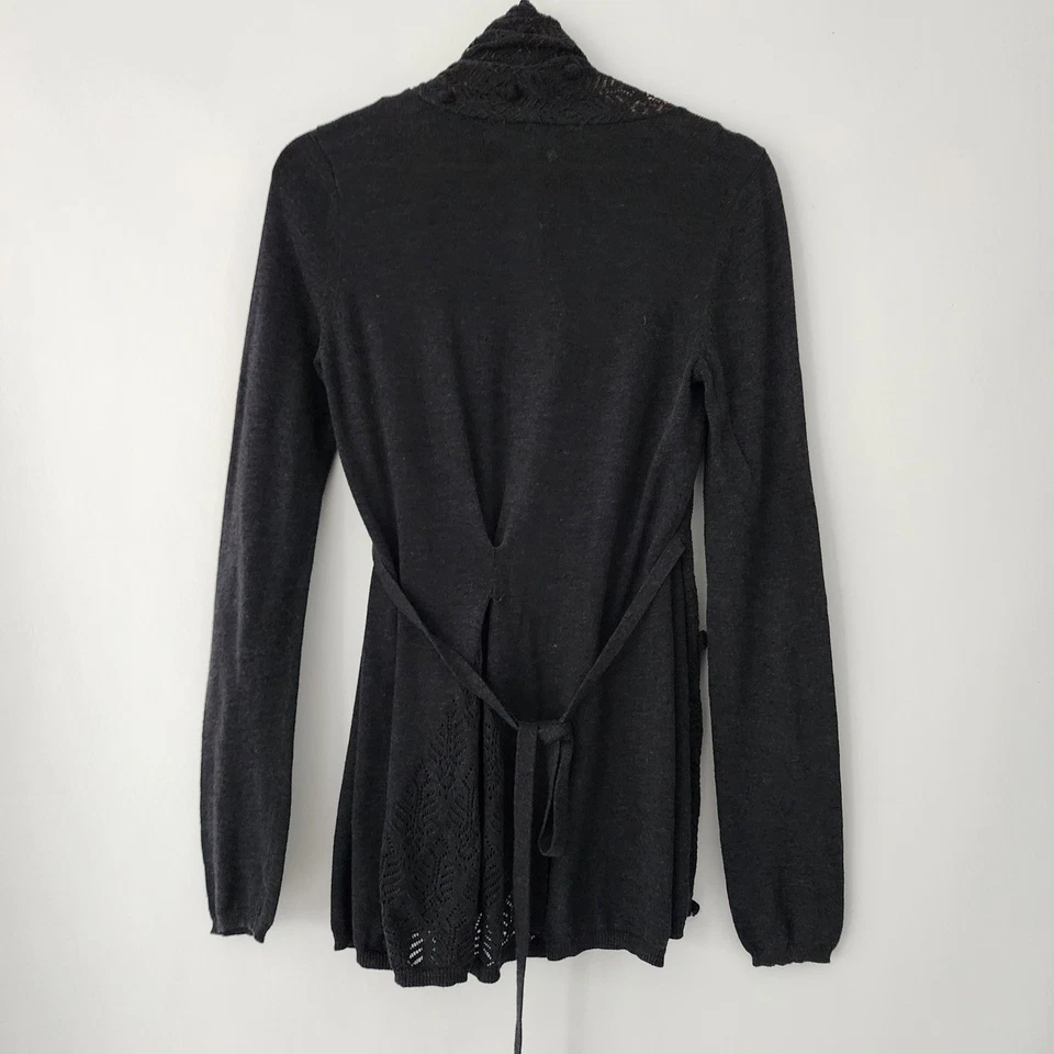 Cardigã feminino de malha e nós cinza suéter com detalhe de renda Pom Poms tamanho P - Imagem 3 de 4