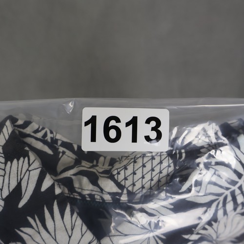 Vissla Shirt Mens Medium Black Hawaiian Floral Palms Toucan All Over Print Camp - Picture 12 of 12