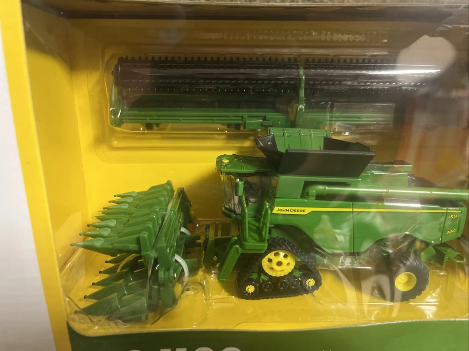 2022 ERTL 1:64 John Deere X9 1100 Tracked COMBINE PRESTIGE NEW!!! - Image 3 of 4