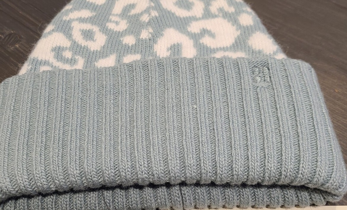 NWT SWEATY BETTY ANIMAL JACQUARD BEANIE IN BLUE LEOPARD PAINT JACQUARD Sweaty Betty Animal Jacquard Blue Leopard Beanie Wool-Blend  main image 4