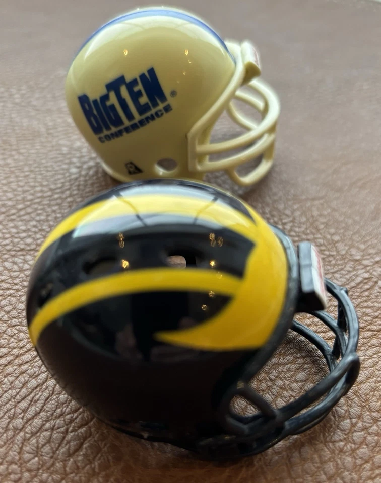 Michigan Wolverines y clásico Riddell Big Ten 2” juego de mini casco de bolsillo Foto 2 de 4