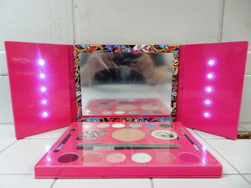 ED HARDY LOVE KILLS SLOWLY VANITY COLOR MAKE UP KIT *NEW IN SD BOX