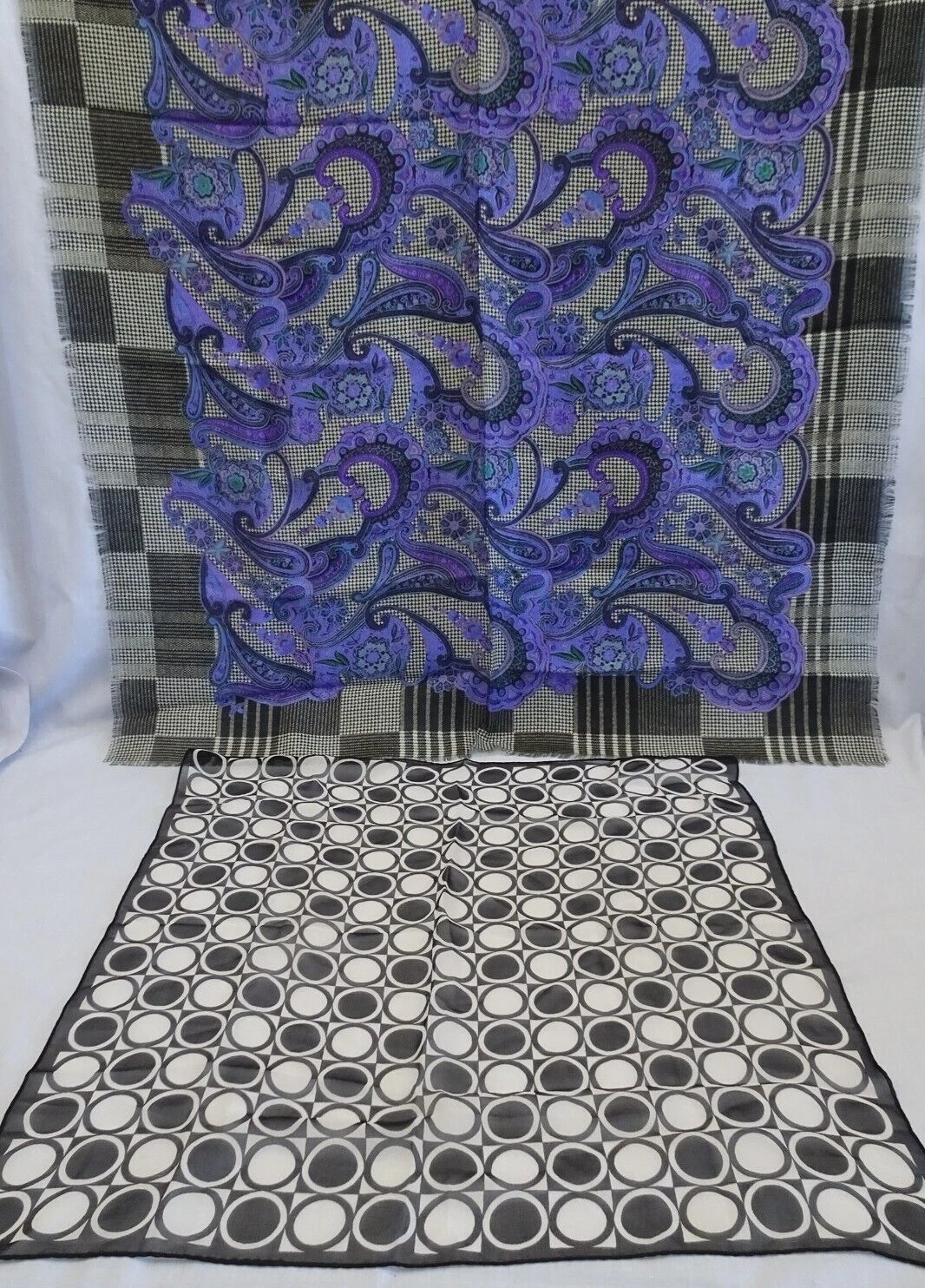 2 jolies foulards vintage violet noir cachemire et noir blanc points ESTATE