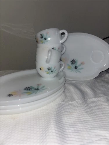 VTG Federal Patio Snack Set Dishes Atomic Flower Milk Glass Set 4 Cups + Plates