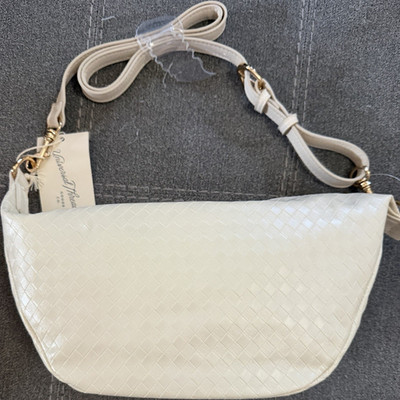 Universal Thread White Small Crescent Crossbody Bag Gold Hardware Zip Strap