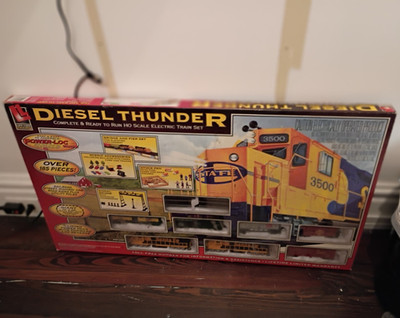 Life-Like Santa Fe HO 1:87 DC Analog Diesel Train Starter Set w/Track 1112