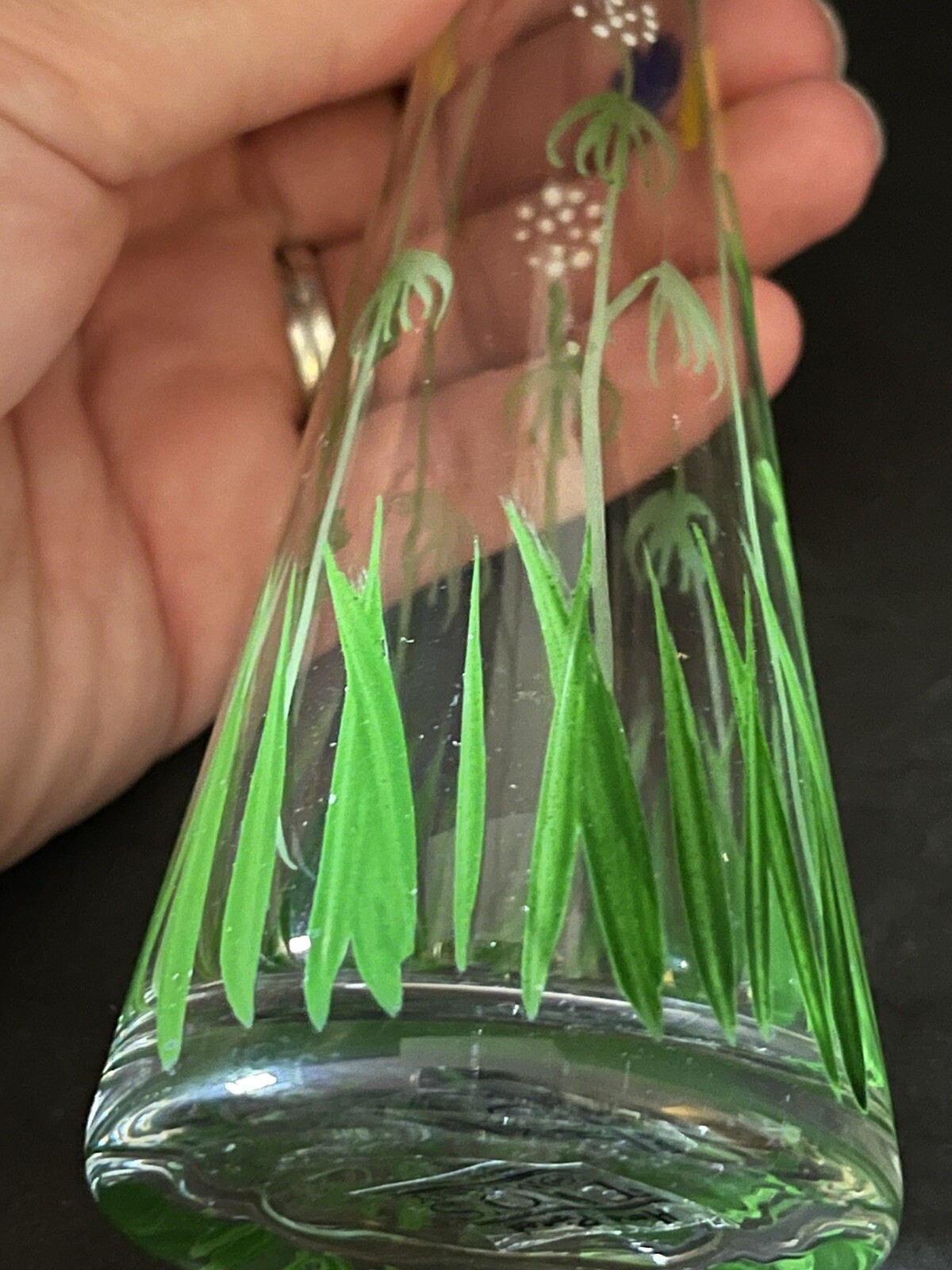 TWO'S COMPANY Hand Painted & Hand Blown Blue Glass Vase สำนักงานสิทธิ