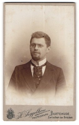 Fotografie H. Siggelkow, Buxtehude, Zwischen den Brücken, Portrait Herr im Anzu 