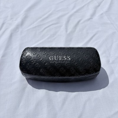 Guess By Marciano Brillenetui Schwarz Hartschale Monogramm Sonnenbrillenetui