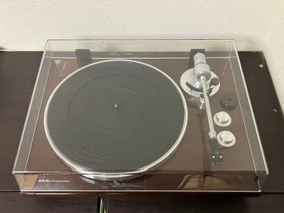 AKAI Pro BT500 Plattenspieler mit Riemenantrieb und Audio-Technica AT-VM95C/H...