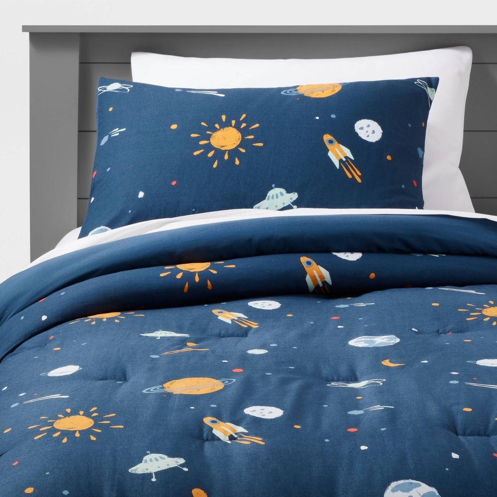 Комплект хлопкового одеяла FullQueen Space темно-синий Pillowfort 4190₽