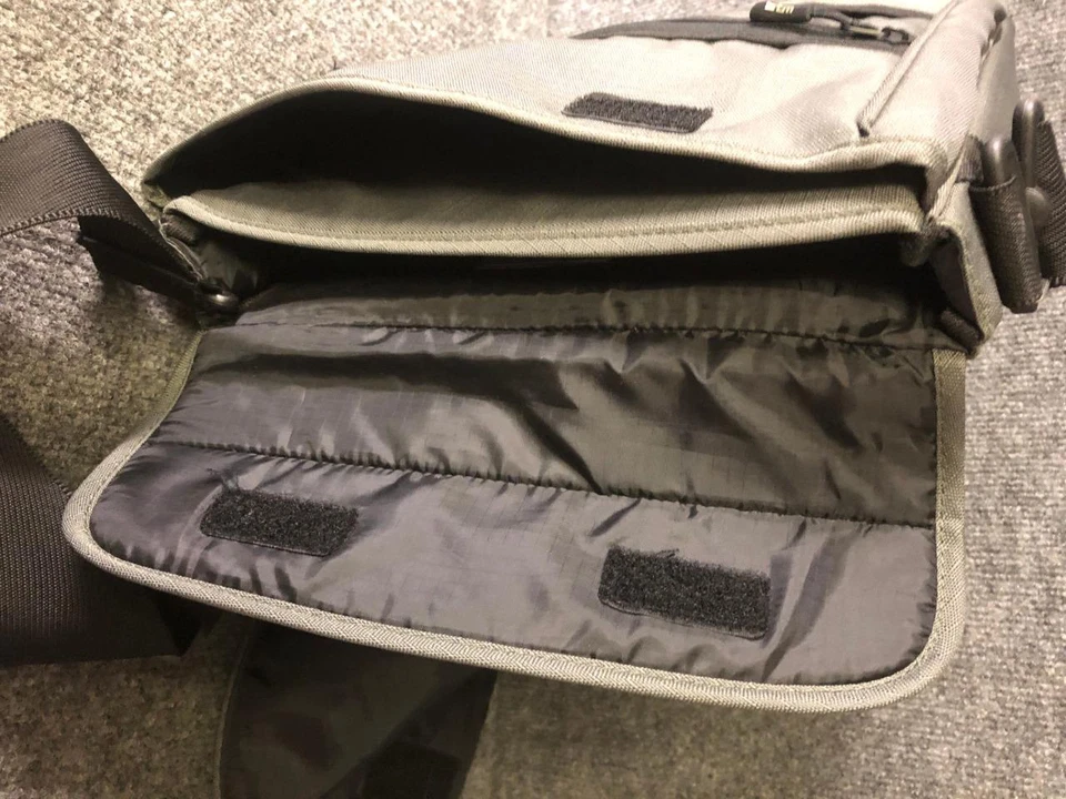 Bolso Mensajero de Hombro Acolchado Vertical Verde para Laptop STM 13"-15" Foto 3 de 3