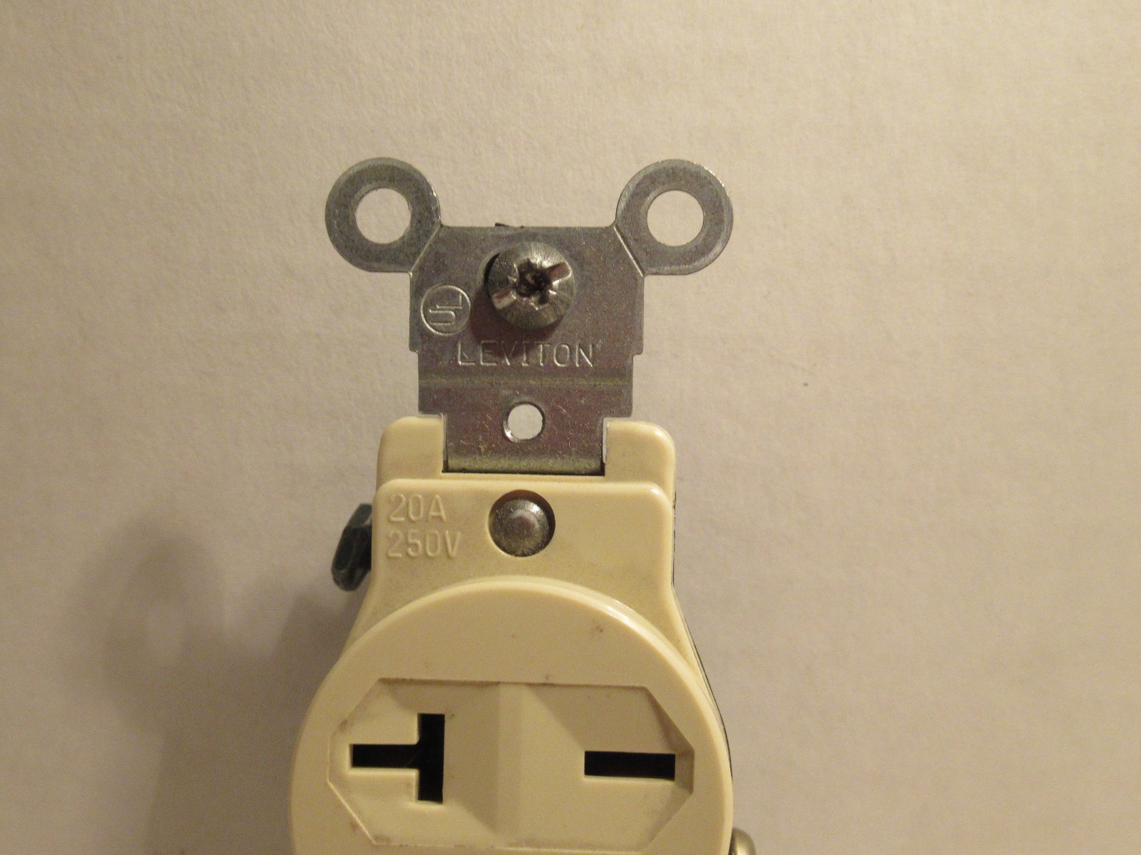 LEVITON NOM 057 20A 125V OUTLET RECEPTACLE NEW eBay