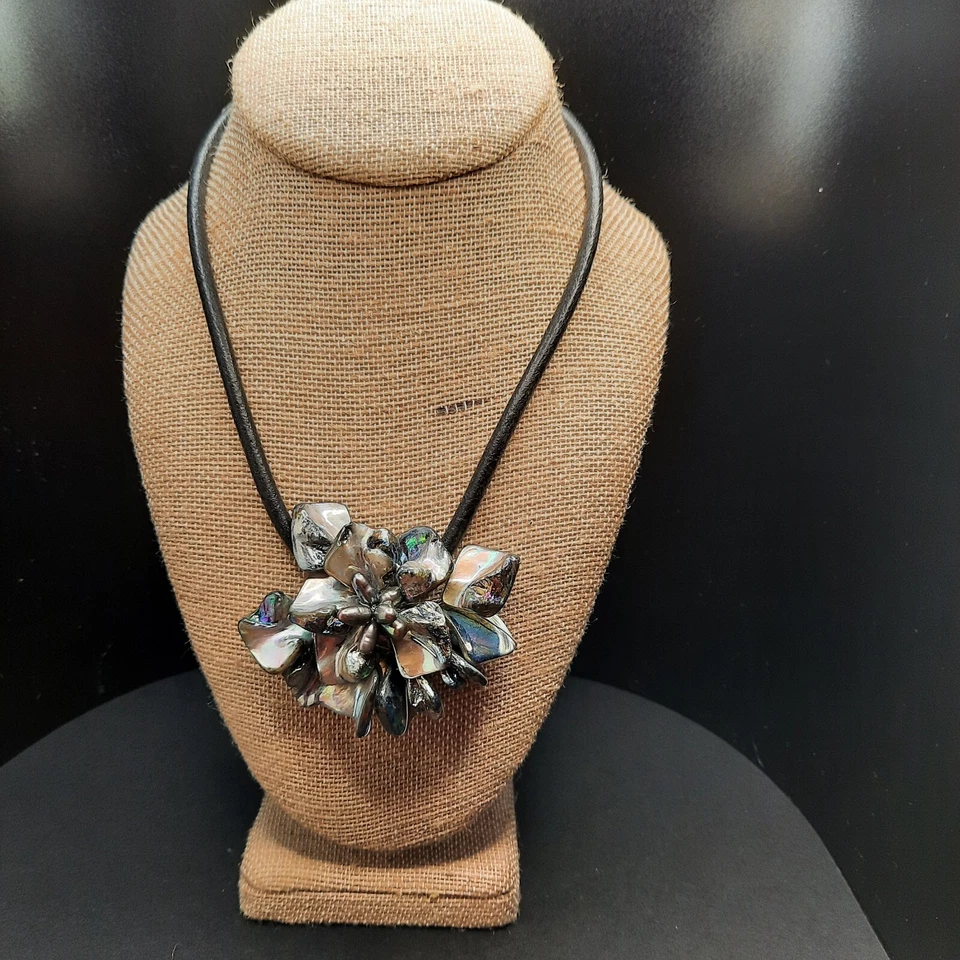 Gargantilla barroca de seda con flor de loto de perlas Foto 3 de 4