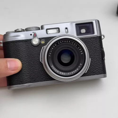 Appareil photo numérique 4x zoom optique Fujifilm X100 12,3 mégapixels APS-C CMOS EXR - 90 % Neuf - Photo 1/8