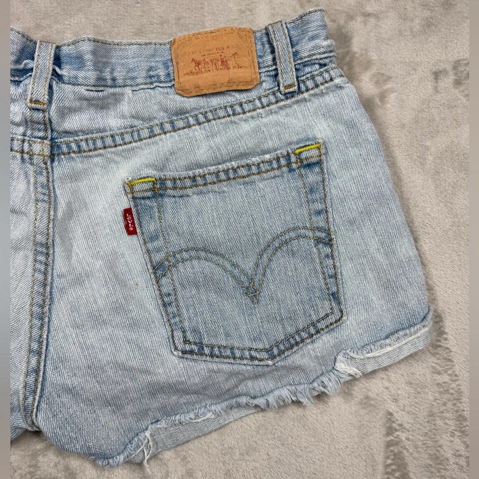 Vintage Levi’s Boyfriend 100% Cotton Worn In Light Blue Denim Shorts Size 5 - Image 3 of 4