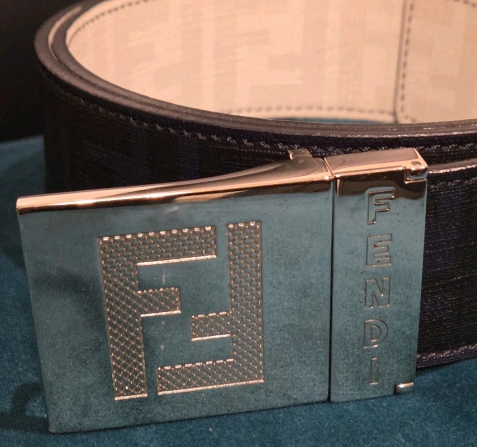 Cinturón Fendi Vintage Cuero Reversible Azul Marino Oscuro/Blanco y Negro Talla 48  Foto 2 de 4