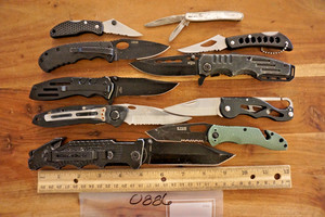 0886   Ten assorted pocket knives