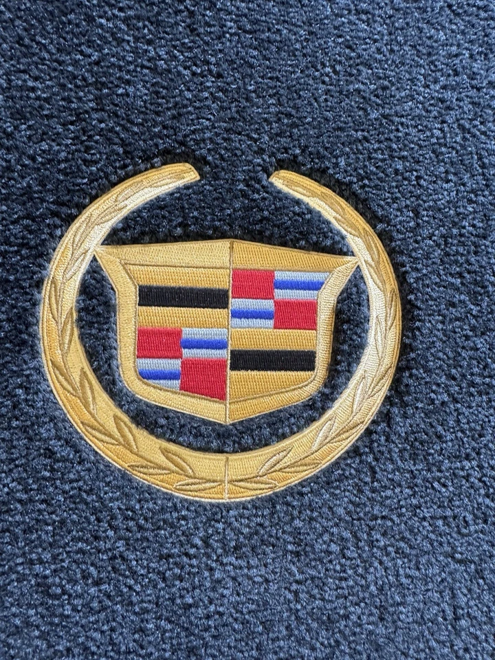 Alfombrillas automotrices Cadillac Lloyd Tats Ultimate Gold Logo delanteras (2002-2013) Foto 3 de 4