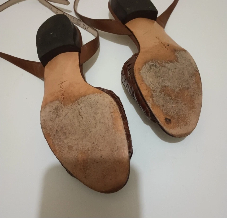 Sandalias para mujer Salvatore Ferragamo de charol negro. Talla 7 3A. Foto 2 de 4