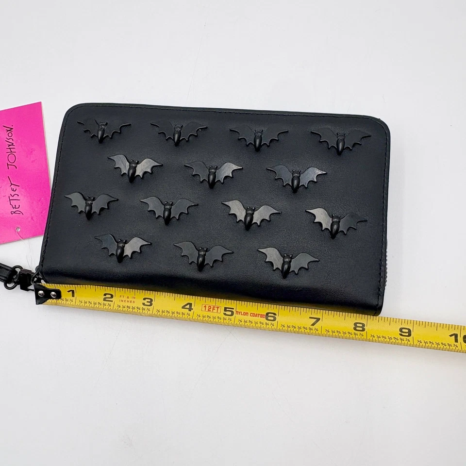 Muñequera billetera Betsey Johnson murciélago negro tachonado cremallera alrededor punk gótico nueva sin etiquetas Foto 4 de 4