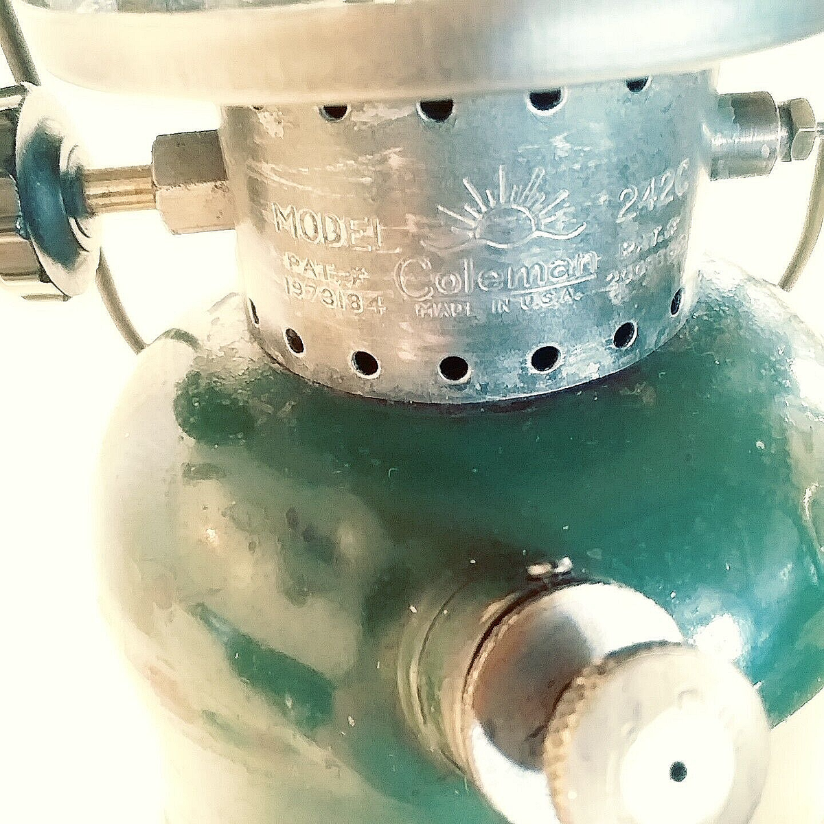 COLEMAN (75 YEAR OLD) LANTERN MODEL 242C SINGLE MANTLE DATED 8
