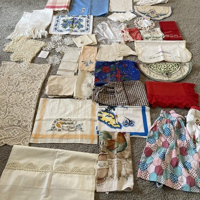 61 Lot Vintage Aprons, Gloves, Tea, Towels, Toppers, Napkins, Placemats Doily