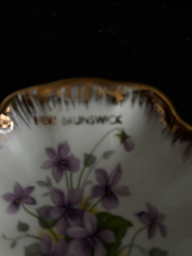 Vintage Souvenir of  New Brunswick Violet small  trinket dish gold trim England - Bild 2 von 4