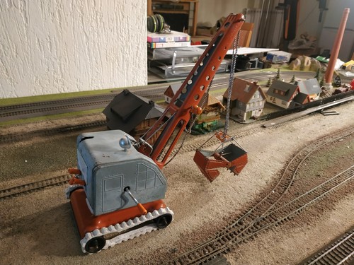 MFZ excavator, Tin toy crane on rubber chains - metal toy made in US zone of Ger - Picture 6 of 17