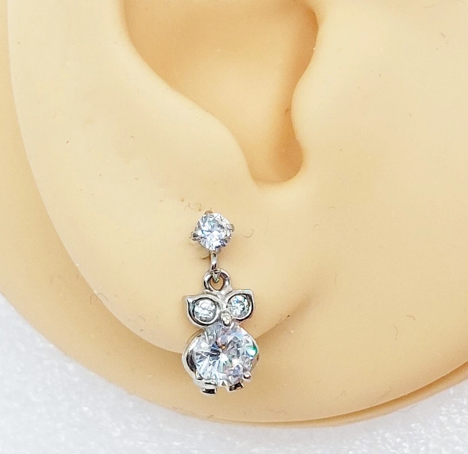 Piercing con gufo pendente in acciaio chirurgico orecchino brillantino bianco  - Immagine 4 di 4