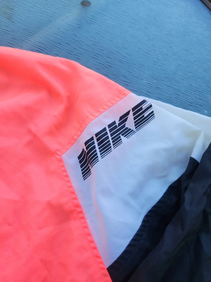 Abrigo de chándal Nike para mujer años 80 negro coral rosa mediano vintage de colección capucha con cremallera Foto 4 de 4