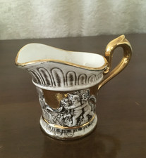 Brocca in ceramica Capodimonte cm. 13 x 6,5. Decorazione oro.