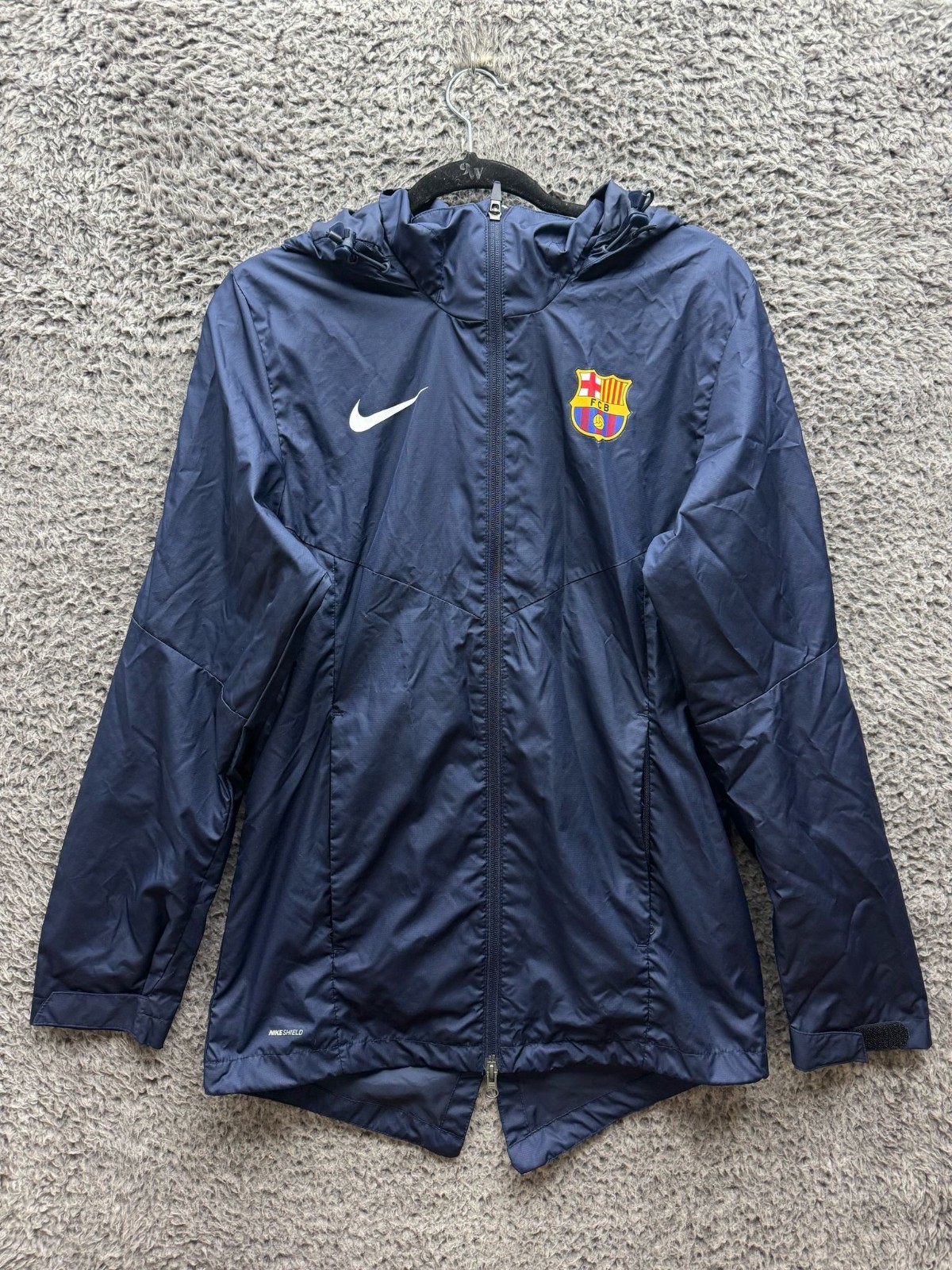SACAI X NIKE Giacca Nike Shield FC Barcelona allenamento finto collo con cappuccio blu navy uomo taglia S