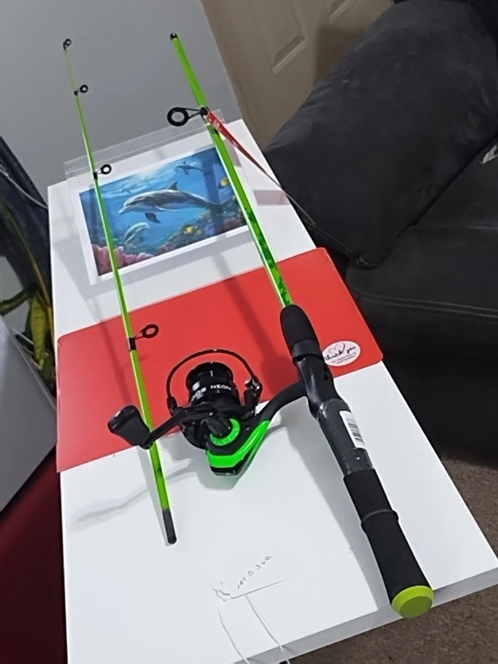 Nueva caña de pescar giratoria Zebco Splash 6' ML 4-8 lb y carrete código 13 neón Foto 3 de 4