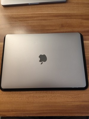 Apple MacBook Pro 13 Zoll 2019, 128GB SSD, Intel I5, 8GB, Touchbar, Space Grau
