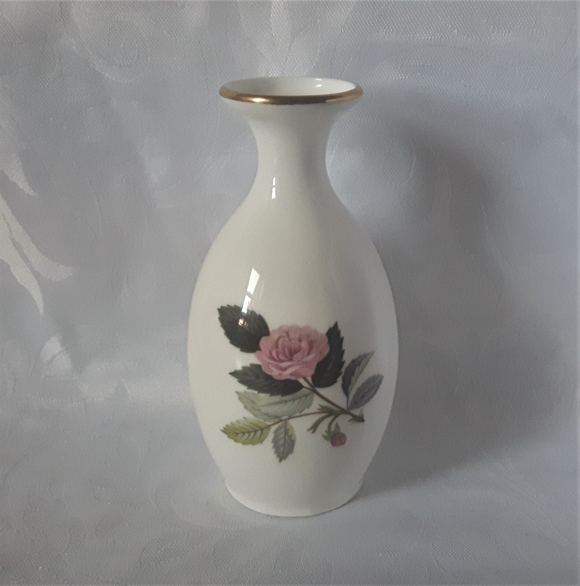WEDGWOOD HATHAWAY ROSE VASE BONE CHINA BUD VASE PINK ROSES AND