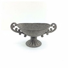 Metallvase mit griffen ironisch gepr&auml;gte metalloptik vintage blumenschale