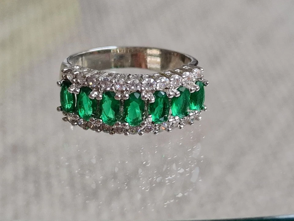 Anello con Smeraldi e Brillantini SINTETICI in argento 925 ANALLERGICO - Immagine 2 di 4