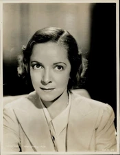 Undated Press Photo Studio Style Image of Actress Helen Hayes