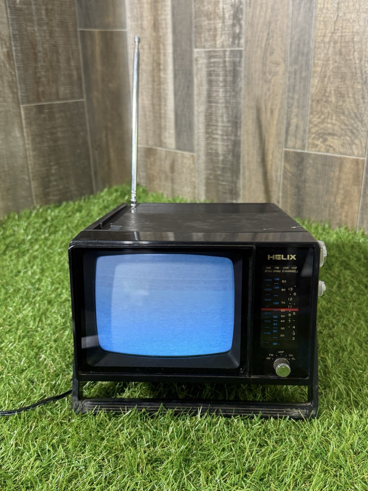 Vintage Helix TX-22 Portable TV AM/FM Radio Combo – Works, Battery Latch Broken