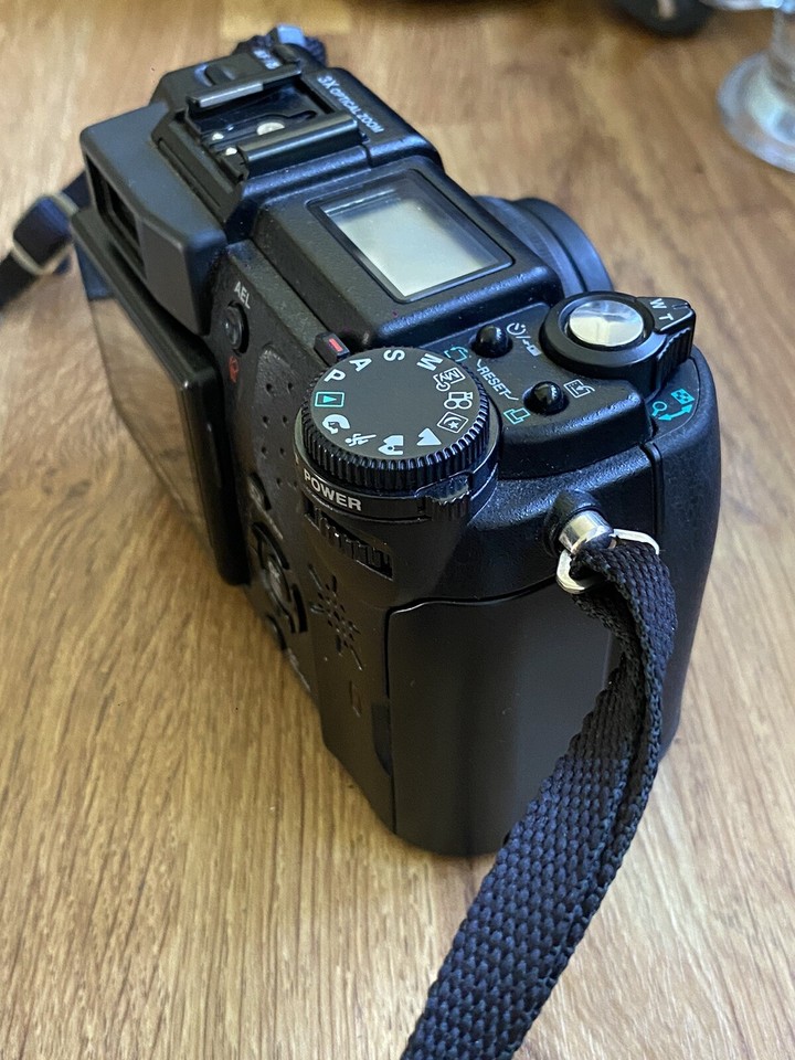 Olympus Camedia C5050 Digital Bridge Zoom Black Camera 5.0mp Flip