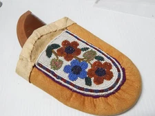 1920-30s VINTAGE ANTIQUE CREE INDIAN BEADED POUCH MOOSE W/ OLD WOODEN COMB