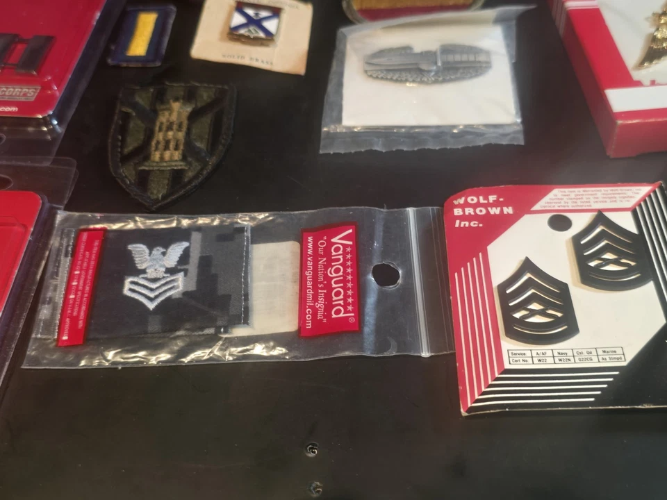 БОЛЬШОЙ ЛОТ ВОЕННЫЕ ВИНТАЖНЫЕ И СОВРЕМЕННЫЕ НАШИВКИ ЛЕНТЫ ТЕМНО-АРМЕЙСКИЕ КРЫЛЬЯ ЗНАКИ ОТЛИЧИЯ БОЛЬШЕ - Изображение 2 из 4