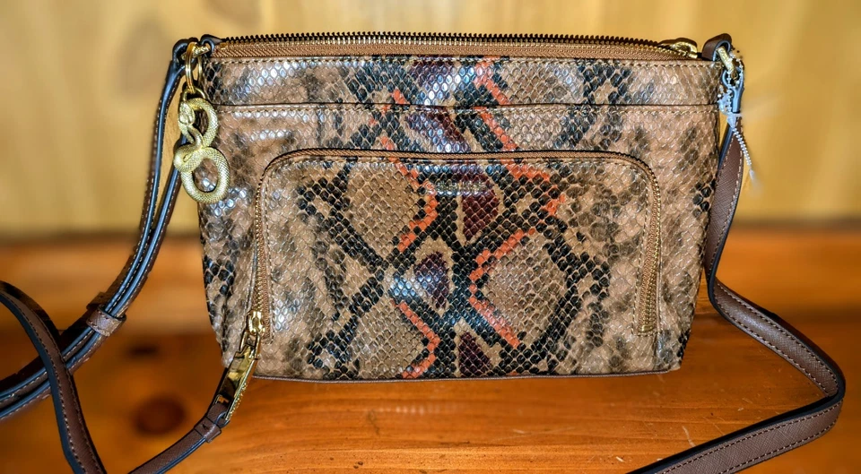 Bolso Bandolera Calvin Klein Piel de Serpiente Pitón Firma Lirio Color Nogal Foto 2 de 4