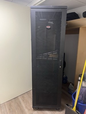 APC NetShelter SX Rack Ar3100 W/ Accessories