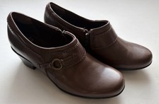 CLARKS Genette Curve Women’s Sz 7.5M Zip Side Leather Brown Loafers NEW