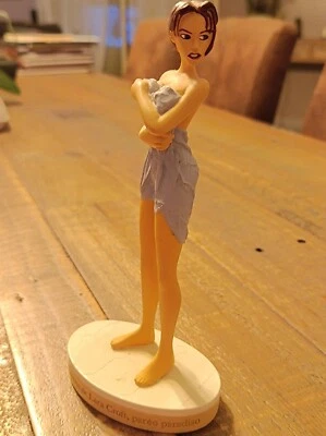 FIGURINE RESINE LARA CROFT paréo paradisi. 16 CM - Photo 1/2